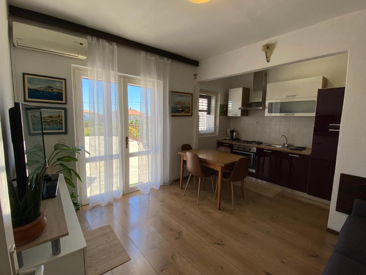 Rebeka'S Apartment Примоштен Экстерьер фото